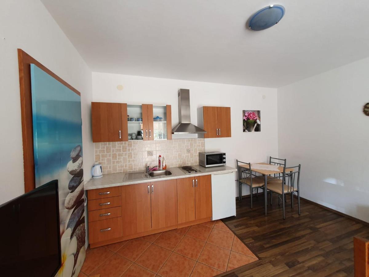 Apartments Topalovic กอสเตรนา ภายนอก รูปภาพ